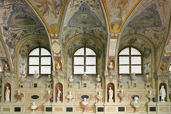 Picture: ongitudinal wall of the Antiquarium