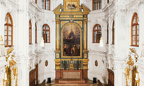 Bild: Chor der Hofkapelle mit reichem Stuckdekor und Altarblatt von Hans Werl