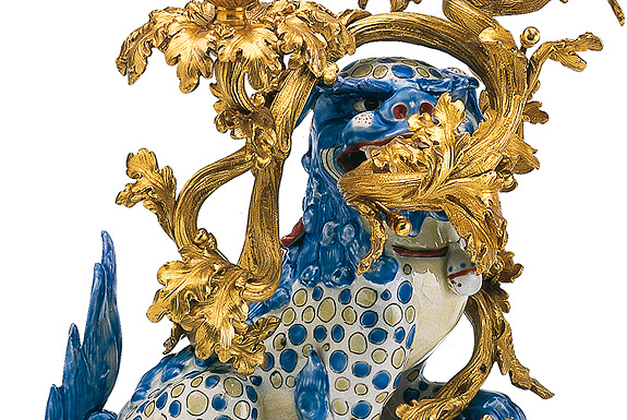 Picture: Lion made of Japanese porcelain with candleholder, detail