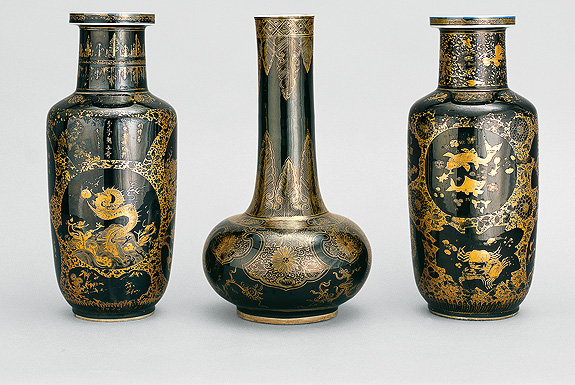 Picture: Mirror black vase set with gold decoration