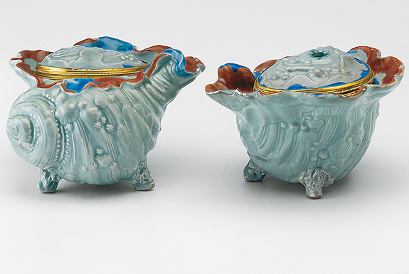 Picture: Two shell jars