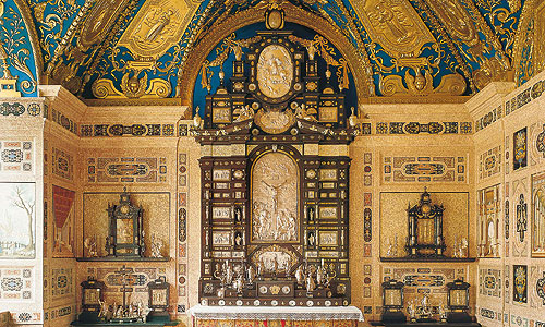 Bild: Südwand der Reichen Kapelle mit dem erhaltenen Silberaltar und Reliquien