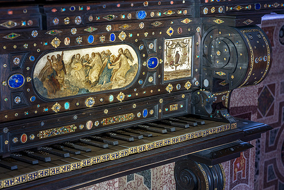 Picture: Ornate organ, detail