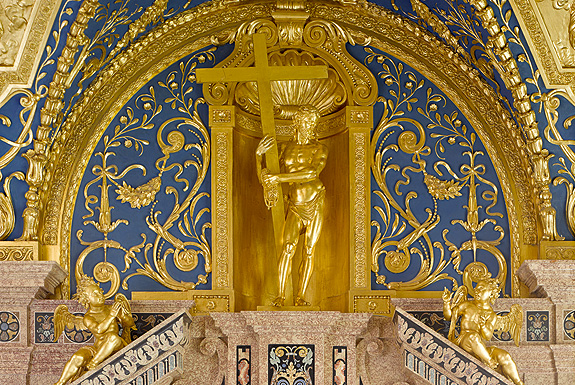 Picture: Door gable with gilt terracotta figures