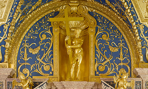 Bild: Reiche Kapelle, Türgiebel mit vergoldeten Terrakottafiguren