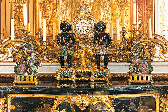 Picture: Lacquer commode in the state bedroom