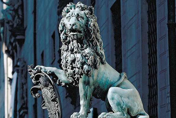 Picture: Bronze sculpture of a lion in front of the west façade by Carlo di Cesare del Palagio, around 1593/96