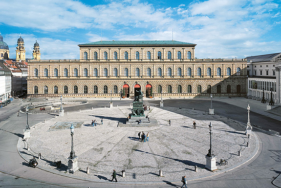 Picture: Façade on Max-Joseph-Platz